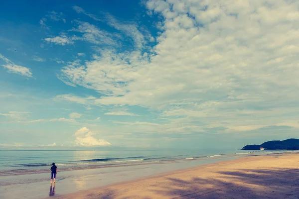 Imagen Tono Vintage Estilo Minimalista Las Personas Mar Durante Día —  Fotos de Stock