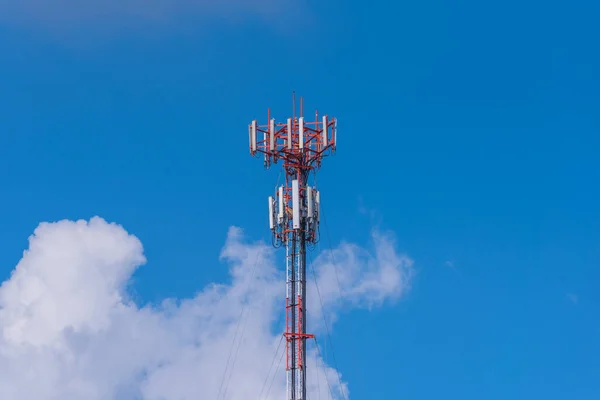 Beeld Van Tele Radio Toren Met Blauwe Lucht — Stockfoto