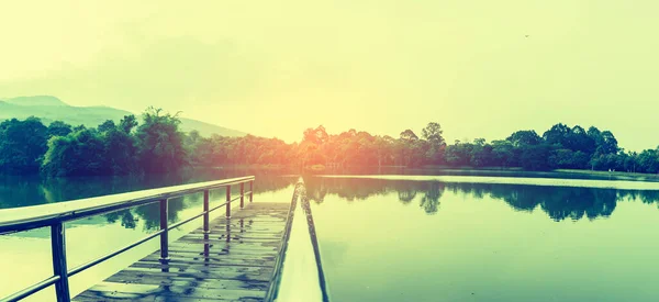 Imagen Tono Vintage Puente Acero Inoxidable Muelle Lago Ver Montaña — Foto de Stock