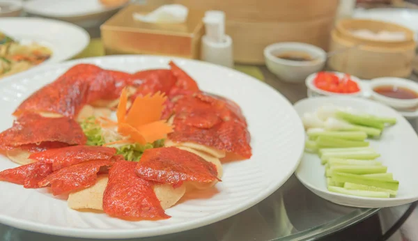 Afbeelding Van Chinese Beroemde Voedsel Peking Eend Witte Schotel Tafel — Stockfoto