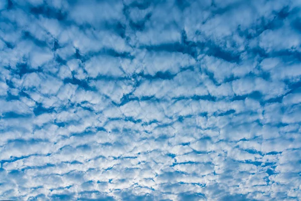 Bild Blå Himmel Och Vitt Moln Dagtid För Bakgrundsanvändning — Stockfoto