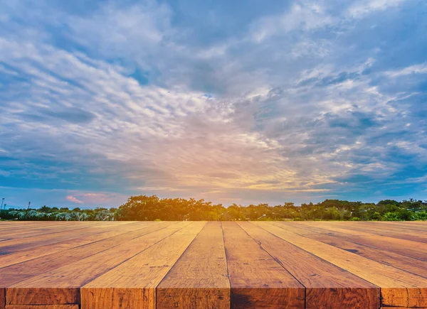 Holz Tisch Und Verschwimmen Bild Des Grünen Waldes Hintergrund — Stockfoto