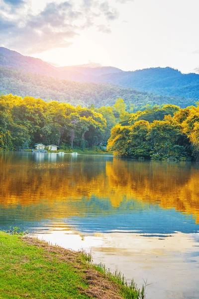 Immagine Casa Bianca Vicino Lago Con Montagna Autunno Tempo Sfondo — Foto Stock