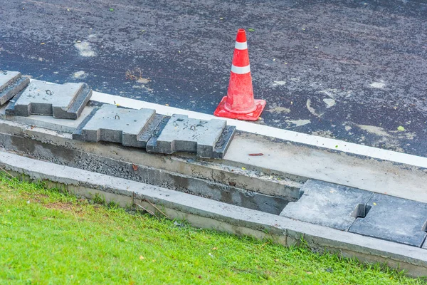 Imagen Drenaje Aguas Residuales Cerca Línea Fijación Carretera Hora Del —  Fotos de Stock