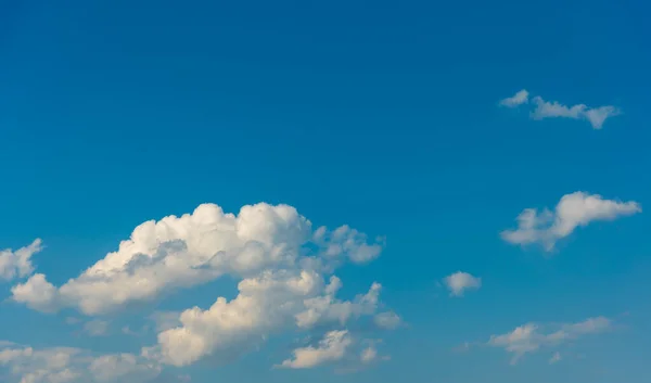 Arka Plan Kullanımı Için Mavi Gökyüzü Beyaz Bulutun Gündüz Görüntüsü — Stok fotoğraf