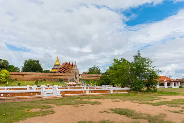 泰国兰榜省Phra Tad Lampang Luang寺庙的教堂和宝塔 — 图库照片