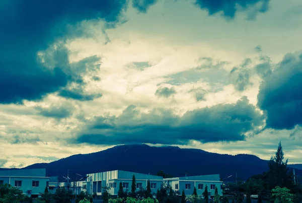 山上的房子和多云的蓝天的图像 供背景使用 — 图库照片