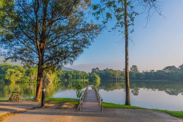泰国清迈大学Ang Kaew湖的不锈钢桥或码头 — 图库照片