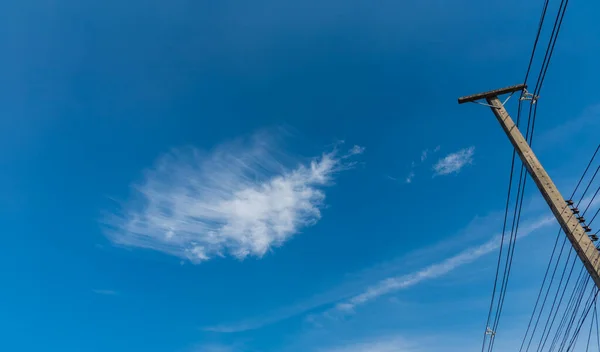 Obrázek Čáry Elektrickém Pólu Modré Obloze — Stock fotografie