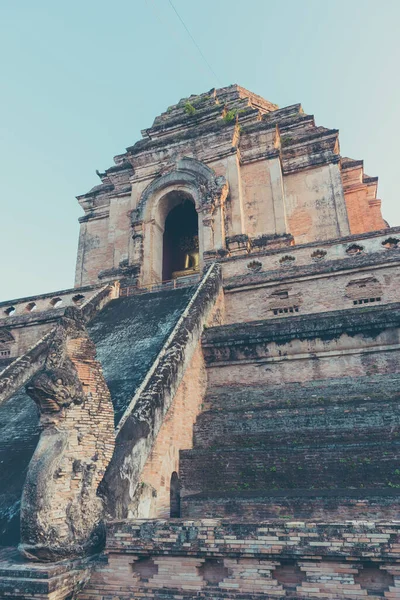 Obraz Przełomowej Buddyjskiej Pagody Wat Chedi Luang Chiang Mai Tajlandia — Zdjęcie stockowe