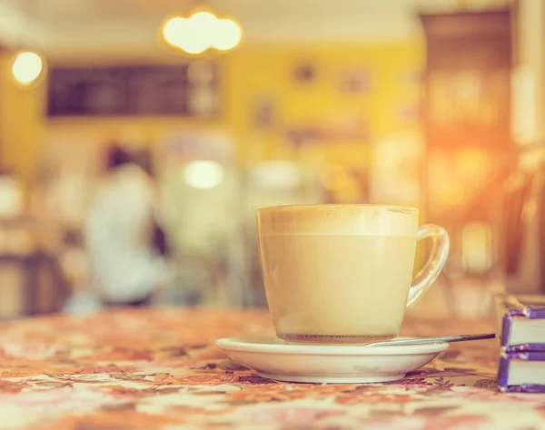 Kahve Dükkanındaki Kitaplı Cam Kahve Fincanının Klasik Ton Görüntüsü — Stok fotoğraf
