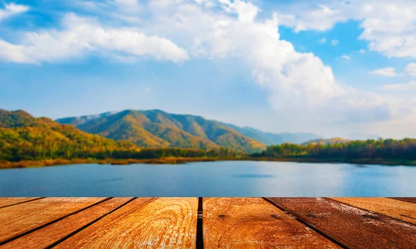 Imagem Mesa Madeira Velha Com Imagem Borrada Lago Com Céu — Fotografia de Stock