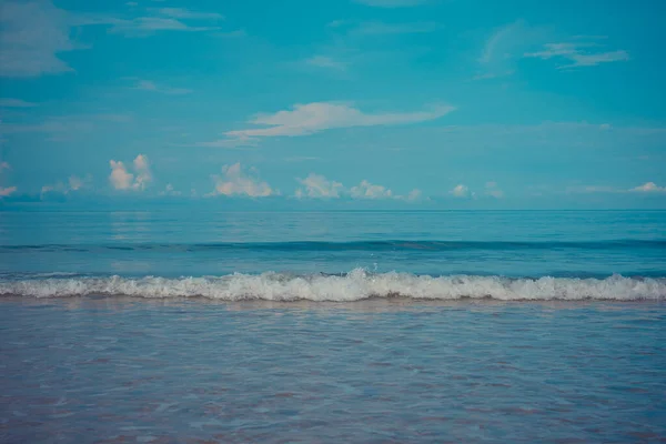 Imagem Onda Costa Mar Com Céu Azul Para Fundo — Fotografia de Stock