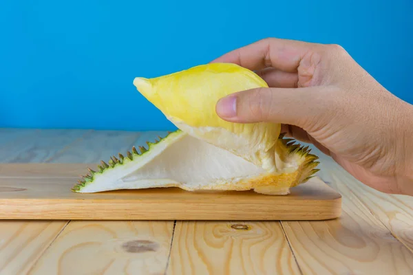 Bild Von Hand Halten Durian Zellstoff Auf Holztisch — Stockfoto