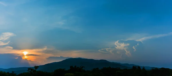 Silhouette Panoramabild Bild Von Berg Und Sonnenuntergang Himmel Hintergrund — Stockfoto