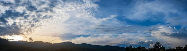 Панорамное Изображение Голубого Неба Горы Заднем Плане Doi Suthep Chiang — стоковое фото