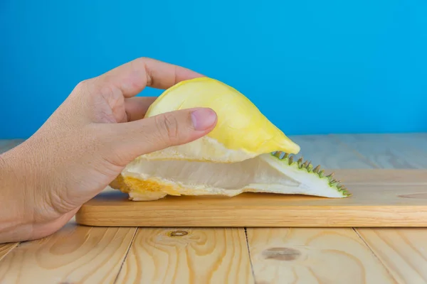 Bild Von Hand Halten Durian Zellstoff Auf Holztisch — Stockfoto