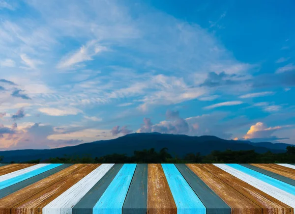 Holz Tisch Und Verschwimmen Bild Des Grünen Berges Hintergrund — Stockfoto