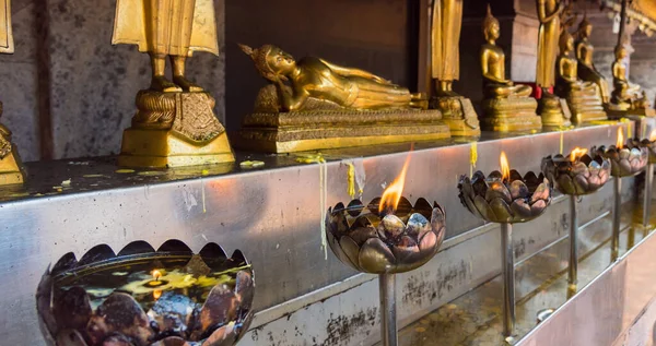 位于泰国清迈华府的泰国庙宇中的油烛像 — 图库照片