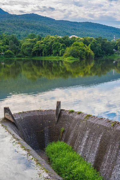 Imagen Vier Spillway Montaña Con Hermoso Cielo Azul Por Noche — Foto de Stock