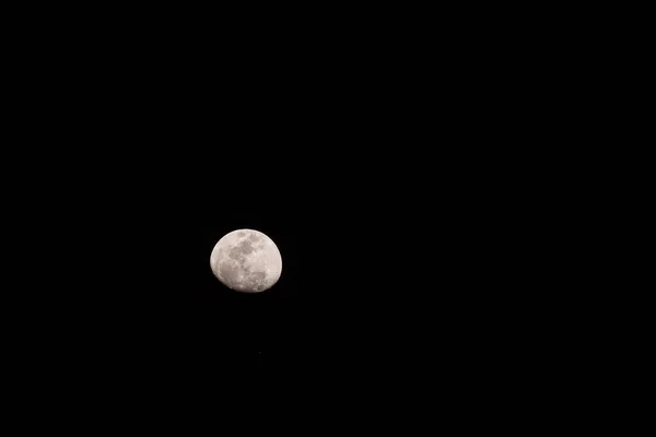 Obraz Gibbous Moon Czystym Niebem — Zdjęcie stockowe