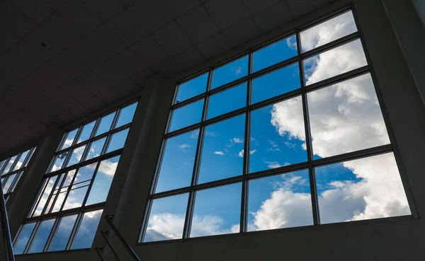 Ofis Kare Pencerelerinin Mavi Gökyüzünü Arkaplanda Beyaz Bulutları Görmek Için — Stok fotoğraf