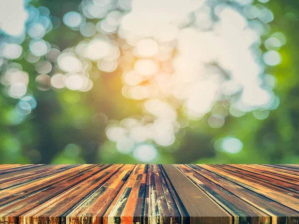 Holztisch Und Abstraktes Unschärfebild Von Grünem Baum Bokeh Zur Hintergrundnutzung — Stockfoto