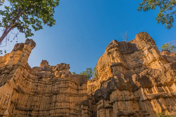 Chiang Mai, Tayland 'daki Mae Wang Ulusal Parkı' ndaki Pha Chor 'daki yüksek toprak kanyon kayalıkları..