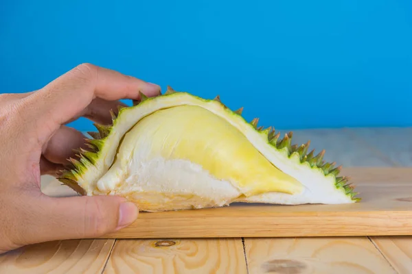 Εικόνα Του Hand Hold Durian Πολτός Ξύλινο Τραπέζι — Φωτογραφία Αρχείου