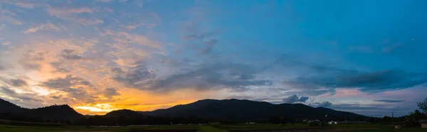 Panoramabild Von Blauem Himmel Und Berg Hintergrund Bei Doi Suthep — Stockfoto