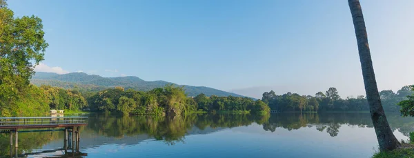 Imagem Panorâmica Lago Montanha Com Céu Azul Bonito Noite Ang — Fotografia de Stock