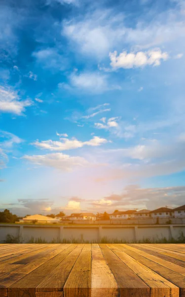 Bild Von Holztisch Und Unscharfem Haus Und Wolkenlosem Blauen Himmel — Stockfoto