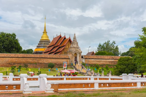 泰国兰榜省Phra Tad Lampang Luang寺庙的教堂和宝塔 — 图库照片