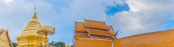 Panoramiczny Obraz Przełomowej Buddyjskiej Pagody Wat Phra Doi Suthep Świątyni — Zdjęcie stockowe