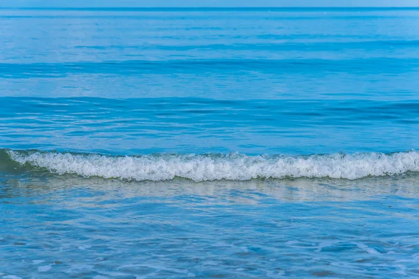 背景的海浪在海岸上的图像 — 图库照片