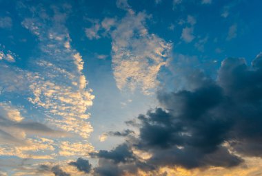 Arkaplan kullanımı için bulutlu gün batımı gökyüzü görüntüsü .