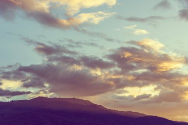 Doi Suthep Chiang Mai, Tayland 'da mavi gökyüzü ve dağın klasik ton görüntüsü.