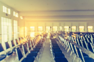 Arka plan kullanımı için boş oditoryum odasının bulanık görüntüsü.