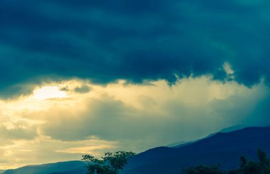 Doi Suthep Chiang Mai, Tayland 'da arka planda güneş ışığı olan dağdaki yağmurun klasik ton görüntüsü.