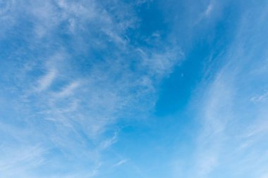 Güzel mavi gökyüzü ve beyaz bulutların arkaplan kullanımı için gündüz zamanı görüntüsü.