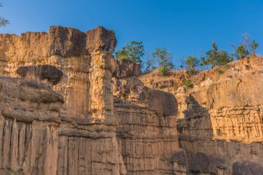 Chiang Mai, Tayland 'daki Mae Wang Ulusal Parkı' ndaki Pha Chor 'daki yüksek toprak kanyon kayalıkları..