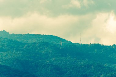 Tropikal yeşil dağ ormanlarının ve bulutlu gökyüzünün günlük görüntüsü..