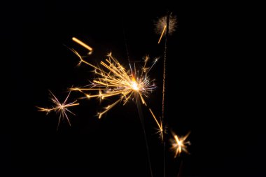 Yangından sonra kıvılcım saçan havai fişek görüntüsü.