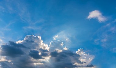 Arkaplan kullanımı için gündüz vakti gökyüzünde güneş Crepuscular (ışın) görüntüsü.