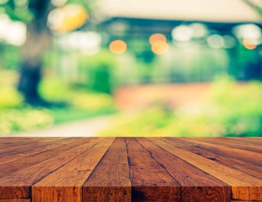 Boş ahşap masa ve klasik ton kahve dükkanının arka planını bulanıklaştırdı .