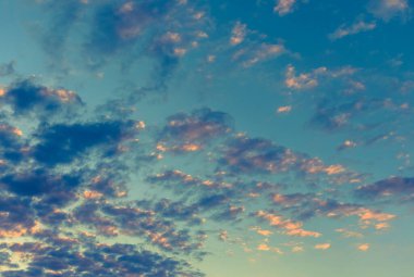 Arka plan kullanımı için mavi gökyüzü ve beyaz bulutun klasik ton görüntüsü. (yatay))