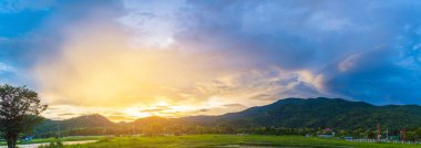 Doi Suthep Chiang Mai, Tayland 'da mavi gökyüzü ve dağ manzarası.