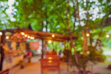 Arka plan kullanımı için akşam vakti bahçedeki restoranın klasik ton bulanık görüntüsü.
