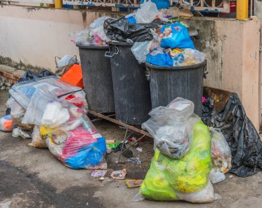 Sokaktaki siyah çöp torbası görüntüsü.