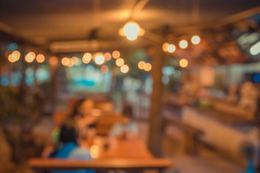 Arka plan kullanımı için akşam vakti bahçedeki restoranın klasik ton bulanık görüntüsü.